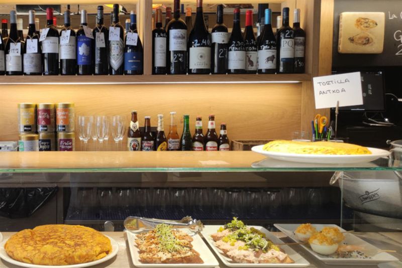 Egurrezko barra, pintxoekin eta botilekin